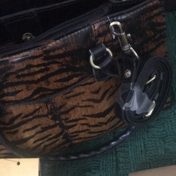 Brand New Patricia Nash Tiger 🐅 Purse with tags attached 🤗 - Picture 5 of 7